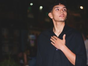 Escena del Paseo del Buen Pastor con músicos y bailarines celebrando el Día del Folklore en Córdoba