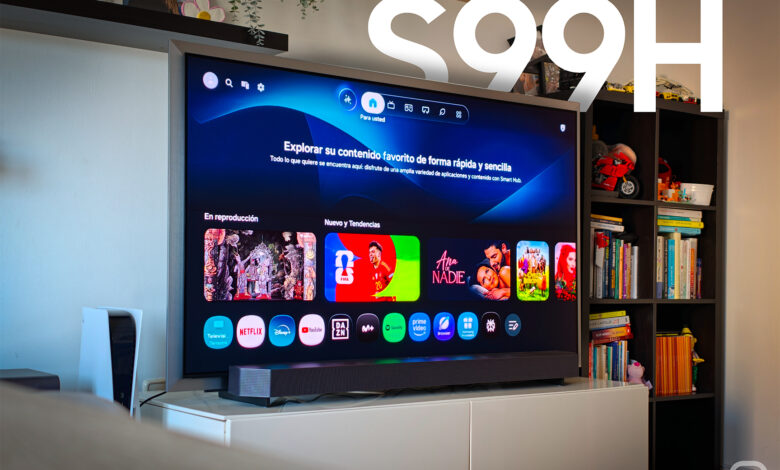 Imagen de la TV Samsung S99H y la Barra de Sonido Q990H