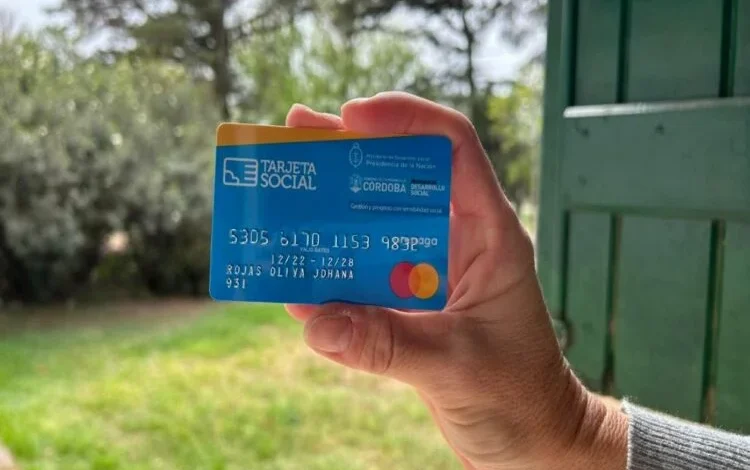 Familia recibiendo apoyo con la Tarjeta Social