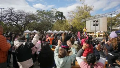 Plaza Jerónimo del Barco durante la Cumbre Barrial de Economía Circular con puestos de reparación y ecocanje