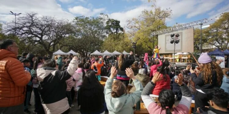 Plaza Jerónimo del Barco durante la Cumbre Barrial de Economía Circular con puestos de reparación y ecocanje