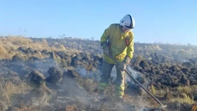 Un helicóptero de bomberos sobrevuela una zona afectada por un incendio forestal en Córdoba