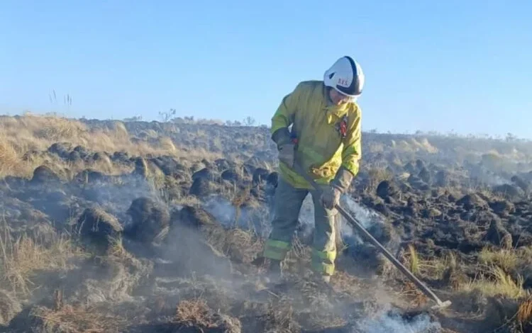 Un helicóptero de bomberos sobrevuela una zona afectada por un incendio forestal en Córdoba