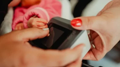 Familias en un hospital de Córdoba, registrando a sus hijos recién nacidos