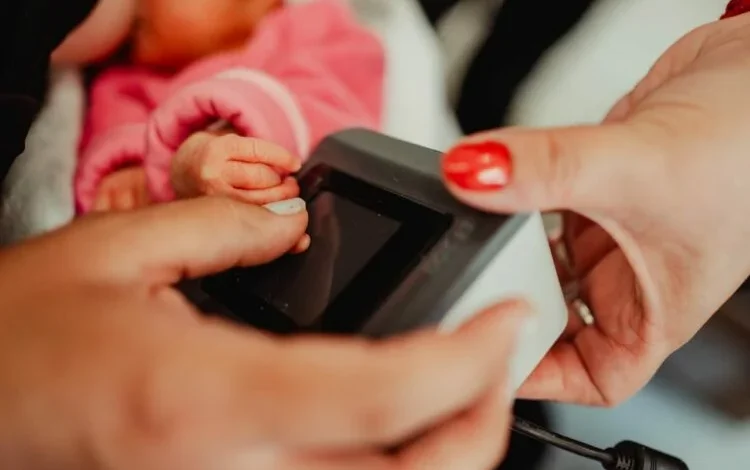 Familias en un hospital de Córdoba, registrando a sus hijos recién nacidos