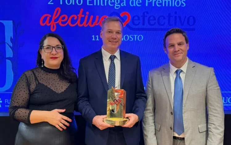 Equipo de APROSS + Cerca recibiendo premio