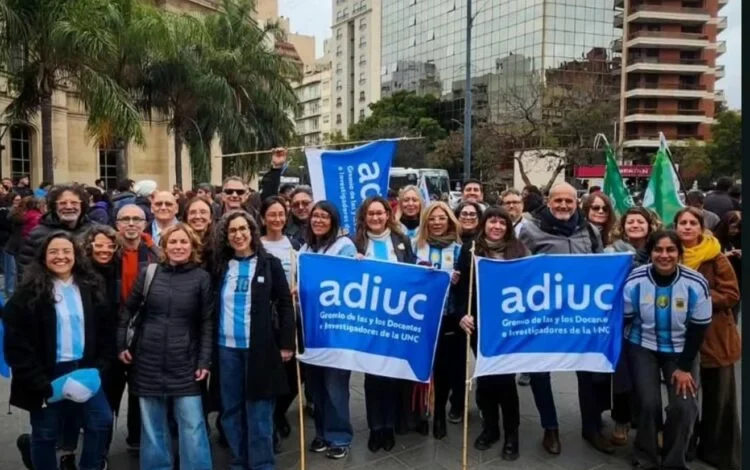 Movilización de la comunidad científica en la Plaza Agustín Tosco