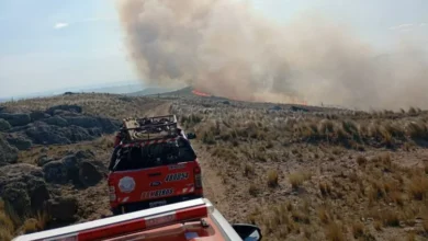 Avión hidrante combatiendo incendio forestal en Villa de Soto