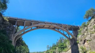 Puente sobre el vertedero del Embalse Río Tercero bajo obras de mantenimiento