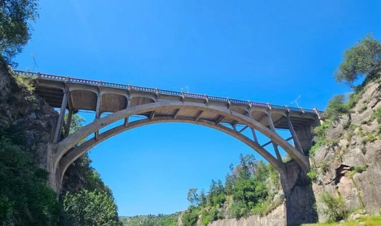 Puente sobre el vertedero del Embalse Río Tercero bajo obras de mantenimiento