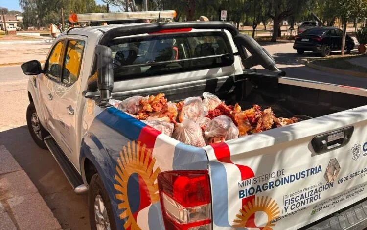 Agentes de la Bioagroindustria inspeccionando camiones de carne en San Justo e Ischilín