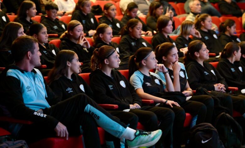 Jugadoras del Club Atlético Belgrano reciben reconocimiento en el Centro Cultural Córdoba