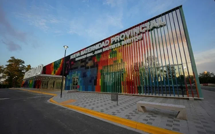 Personal de salud aplicando vacunas en la Maternidad Provincial de Córdoba durante la jornada del 28 de agosto