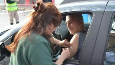 Equipo de salud aplicando la vacuna a un ciudadano en la Dirección de Especialidades Médicas Centro de Córdoba