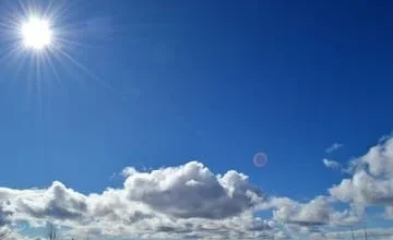Vista del cielo de Córdoba al atardecer con nubes y sol