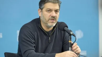 Carlos Bianco y Javier Milei en medio de un enfrentamiento político