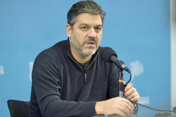 Carlos Bianco y Javier Milei en medio de un enfrentamiento político