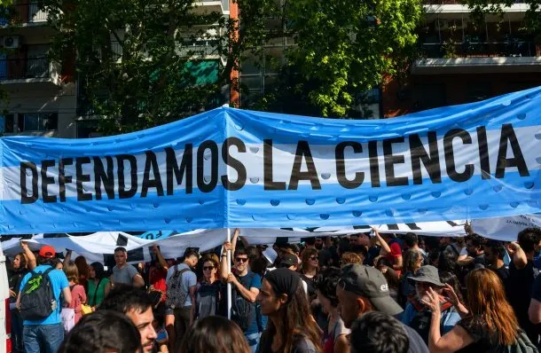 Manifestación en defensa de la ciencia argentina