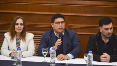 Imagen del gobernador Claudio Vidal durante la presentación de la licitación para la reconstrucción del puerto de Puerto Deseado