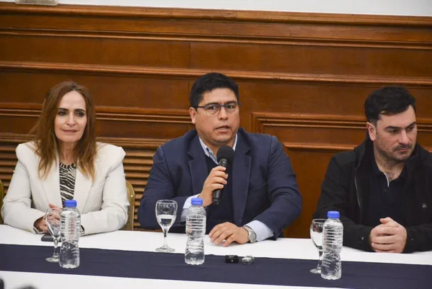Imagen del gobernador Claudio Vidal durante la presentación de la licitación para la reconstrucción del puerto de Puerto Deseado