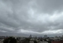 Imagen de un termómetro mostrando un ascenso en la temperatura, con un fondo de un parque o jardín en Córdoba