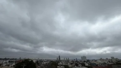 Imagen de un termómetro mostrando un ascenso en la temperatura, con un fondo de un parque o jardín en Córdoba