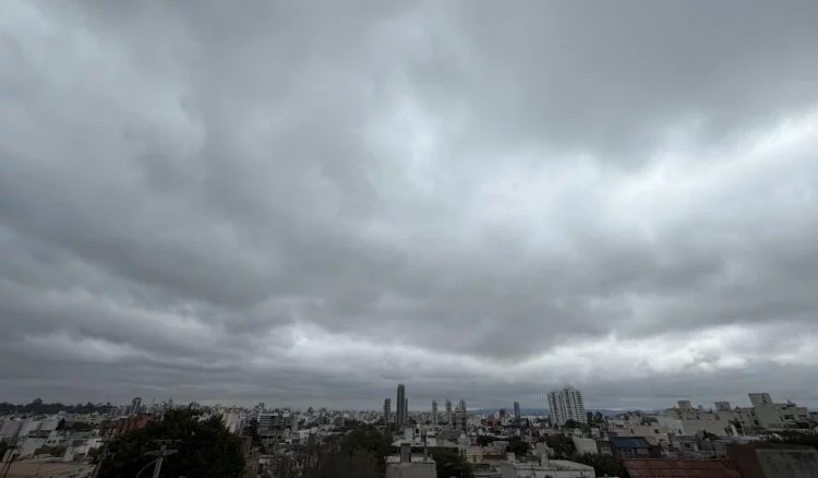 Imagen de un termómetro mostrando un ascenso en la temperatura, con un fondo de un parque o jardín en Córdoba