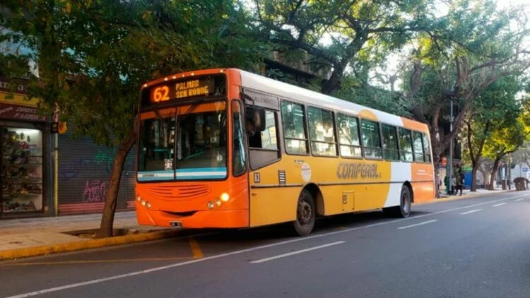 Imagen de un colectivo vacío en una calle de Córdoba
