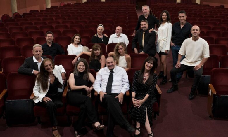 Imagen del elenco de la Comedia Cordobesa sobre el escenario
