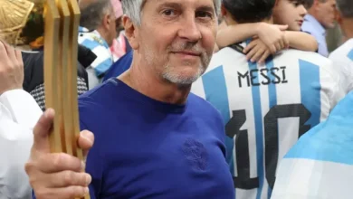 Jorge Messi, el padre de Lionel Messi, sonríe orgulloso junto a su hijo
