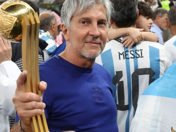 Jorge Messi, el padre de Lionel Messi, sonríe orgulloso junto a su hijo