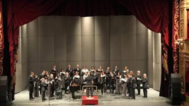 Coro de Cámara de la Provincia de Córdoba actuando en un escenario con luz tenue