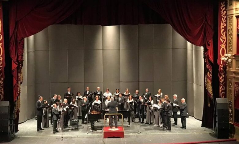 Coro de Cámara de la Provincia de Córdoba actuando en un escenario con luz tenue