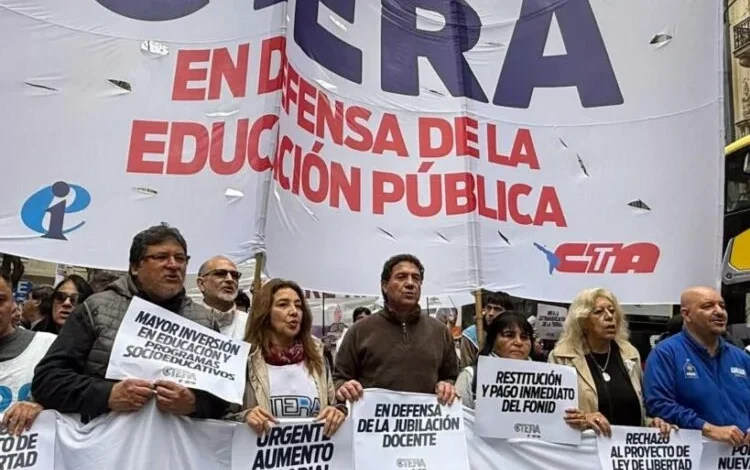 Docentes marchando en las calles de Córdoba durante la movilización