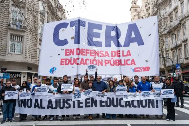 Imagen de docentes marchando durante el paro nacional