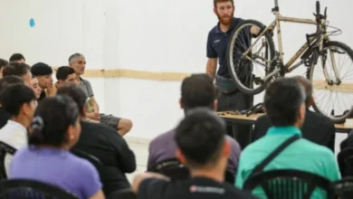 Una persona reparando una bicicleta en un taller