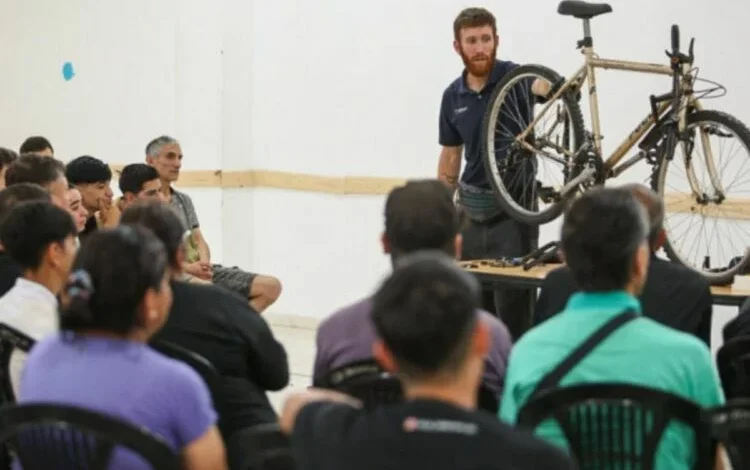 Persona reparando una bicicleta en un taller