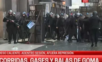 Daniela Ballester durante la represión policial en el Congreso