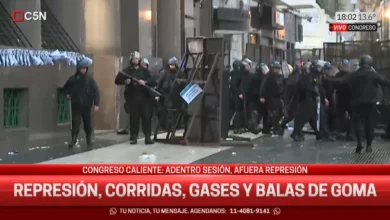 Imagen de la represión en el Congreso con policías lanzando gases lacrimógenos y balas de goma