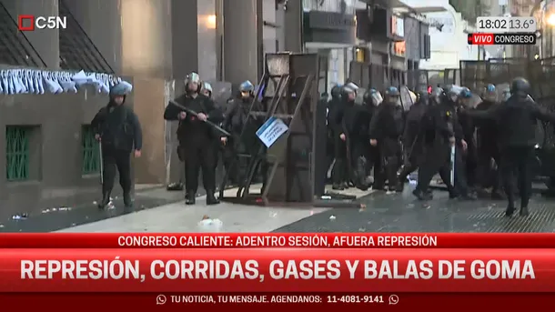 Imagen de la represión en el Congreso con policías lanzando gases lacrimógenos y balas de goma