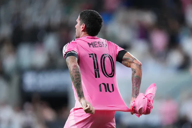 Rodrigo De Paul celebrando su gol con la camiseta de Lionel Messi