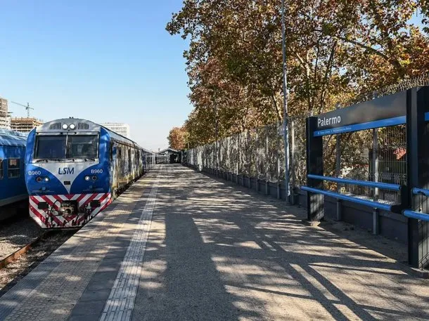 Tren San Martín en una estación