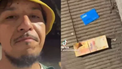 Un joven sostiene una tarjeta SUBE y un fajo de dinero, sonriendo