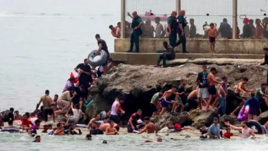 Imágenes de la crisis migratoria en Ceuta, con personas cruzando la frontera a nado.