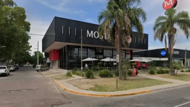 Imagen de un local de comidas rápidas con personas cenando