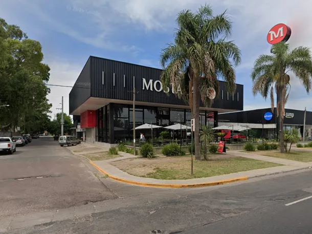 Imagen de un local de comidas rápidas con personas cenando