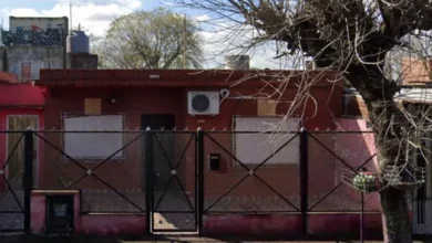 Imagen de una cruz blanca en un fondo negro, simbolizando duelo y respeto por la víctima