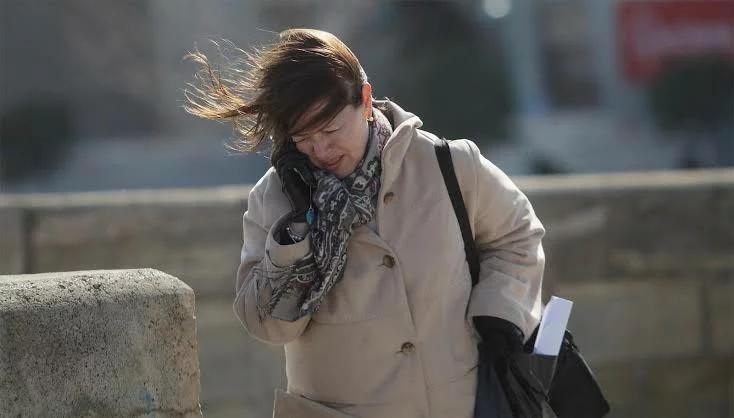 Córdoba bajo fuertes ráfagas de viento y polvo en la mañana del jueves