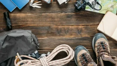 Mochila de emergencia abierta con agua, alimentos, botiquín y documentos listos para usar