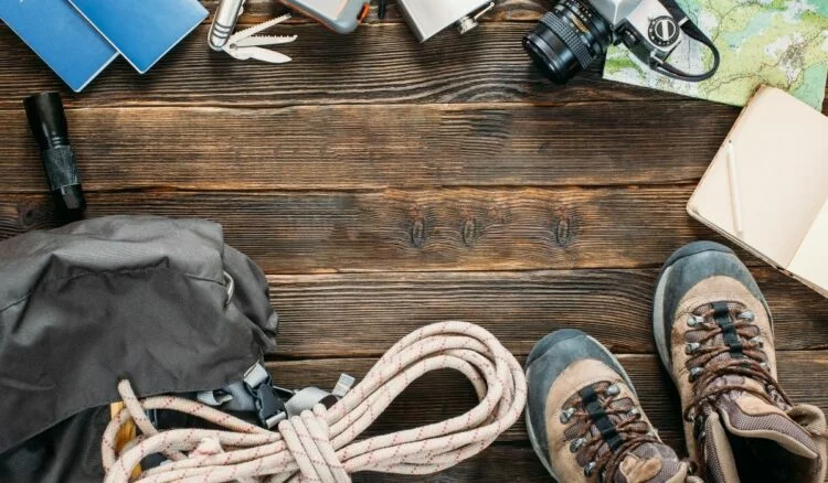 Mochila de emergencia abierta con agua, alimentos, botiquín y documentos listos para usar